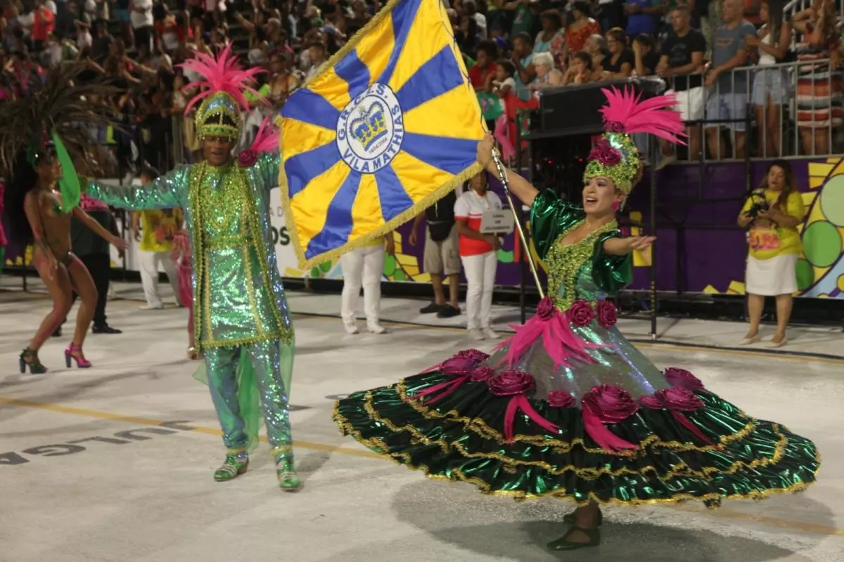 A Vila Mathias cobriu a Passarela de Samba Dráuzio da Cruz de Verde e Rosa, Homenageando a escola de samba Barroca Zona Sul